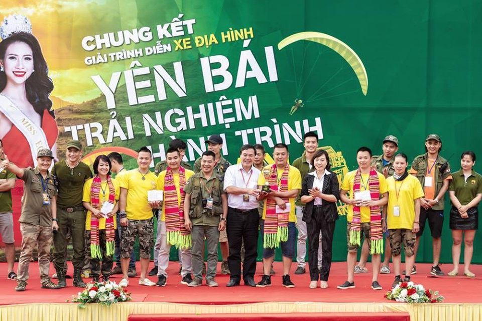 Đã mắt xem trình diễn xe địa hình ở Yên Bái - 10 Ban tổ chức giải trình diễn xe địa hình Yên Bái - Trải nghiệm hành trình di sản trao giải cho các vận động viên