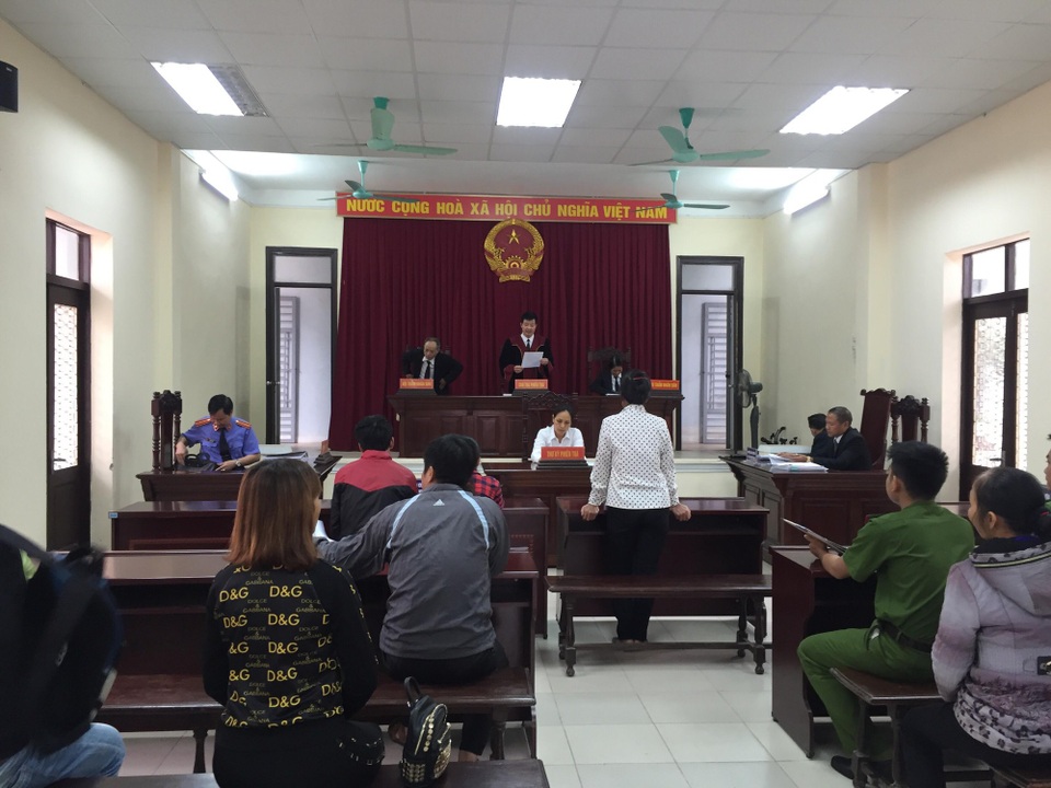 Vụ "mua mì chính giả làm đám cưới con": Đề nghị 24-30 tháng tù treo - 1 Bị cáo Đào Thị Lương (áo trắng) trình bày trước toà (Ảnh: Nguyễn Trường)