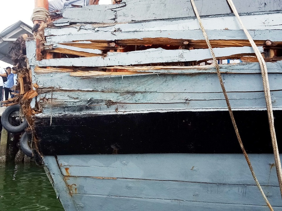 Ngư dân kể chuyện tàu cá bị đâm hỏng trong đêm - 2 Tàu cá QNa 90398 TS bị tàu sắt lạ tông hư hỏng phần đuôi