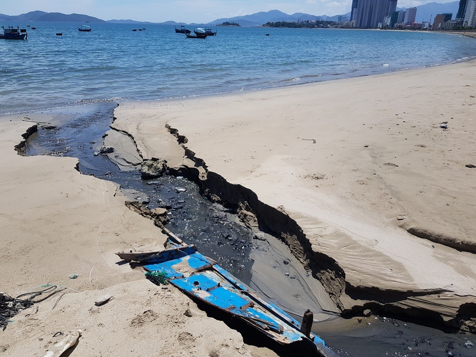Cống xả nước thải lại “đầu độc” bãi biển du lịch Nha Trang - 1 Cống xả bên đường Phạm Văn Đồng (phường Vĩnh Hòa, TP Nha Trang) kèm mùi hôi, nước màu đen đổ thẳng ra Vịnh Nha Trang
