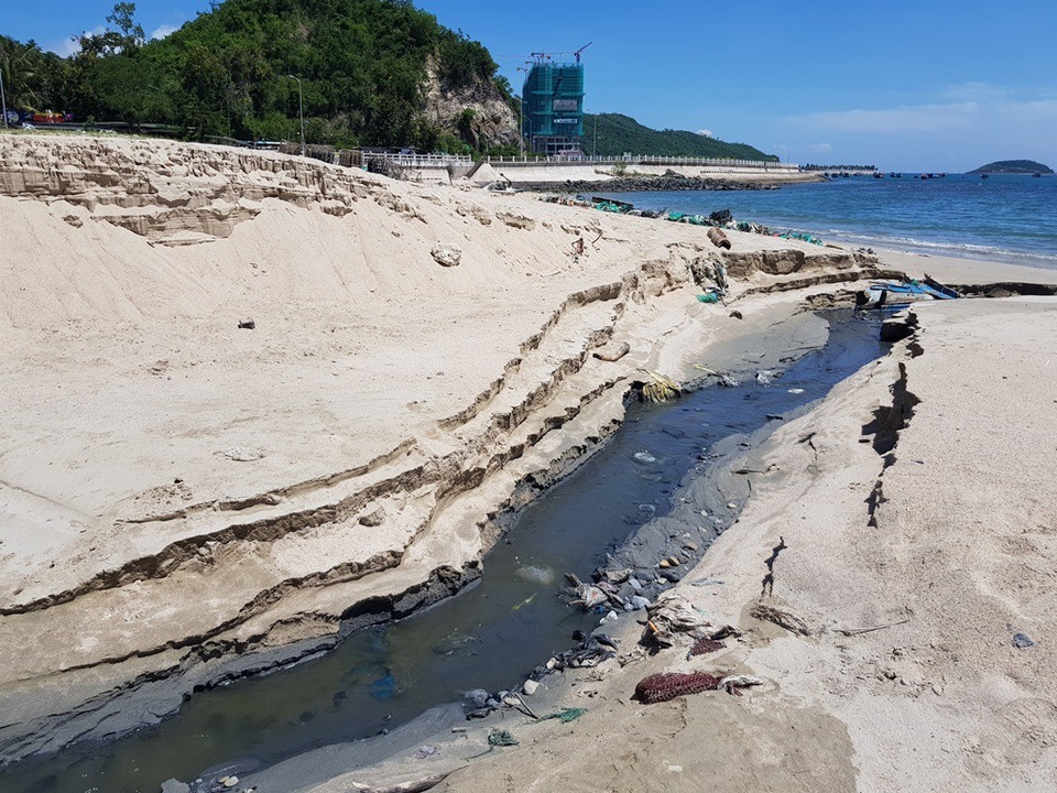 Cống xả nước thải lại “đầu độc” bãi biển du lịch Nha Trang - 2 Quanh khu vực cống xả không hề thấy du khách tắm biển vì một lượng nước hôi thối đổ ra Vịnh Nha Trang