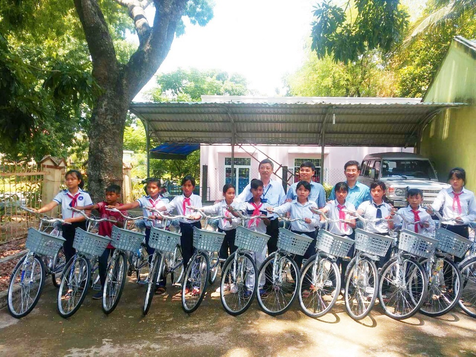 Tặng xe đạp trong chương trình Tiếp bước đến trường cho học sinh có hoàn cảnh khó khăn