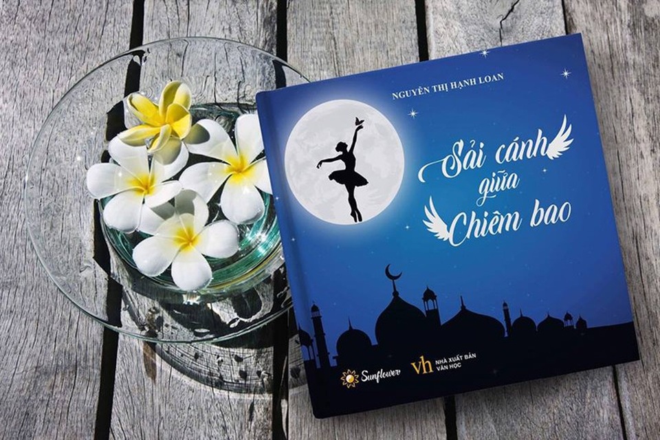 Nữ nhà báo xinh đẹp bén duyên với những trang thơ cháy bỏng - 3 Bìa ngoài của tập thơ: Sải cánh giữa chiêm bao.