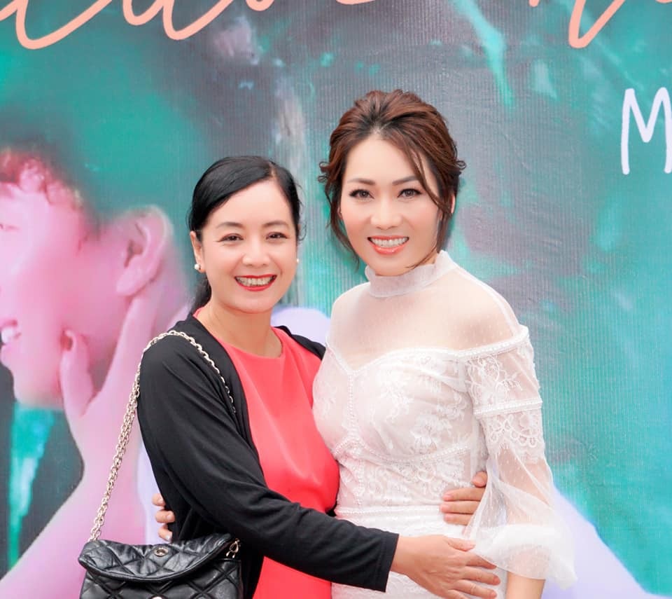 NSND Khải Hưng tố ca sĩ Minh Thu là người “tồ tệch” và “dở hơi” - 2 NSƯT Chiều Xuân đến chúc mừng người bạn cùng lớp đạo diễn điện ảnh với mình.