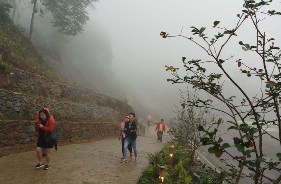 Khám phá tour du lịch cộng đồng nơi “thiên đường giữa đại ngàn” - 1 Du khách khám phá các điểm du lịch cộng đồng tại huyện Bá Thước.