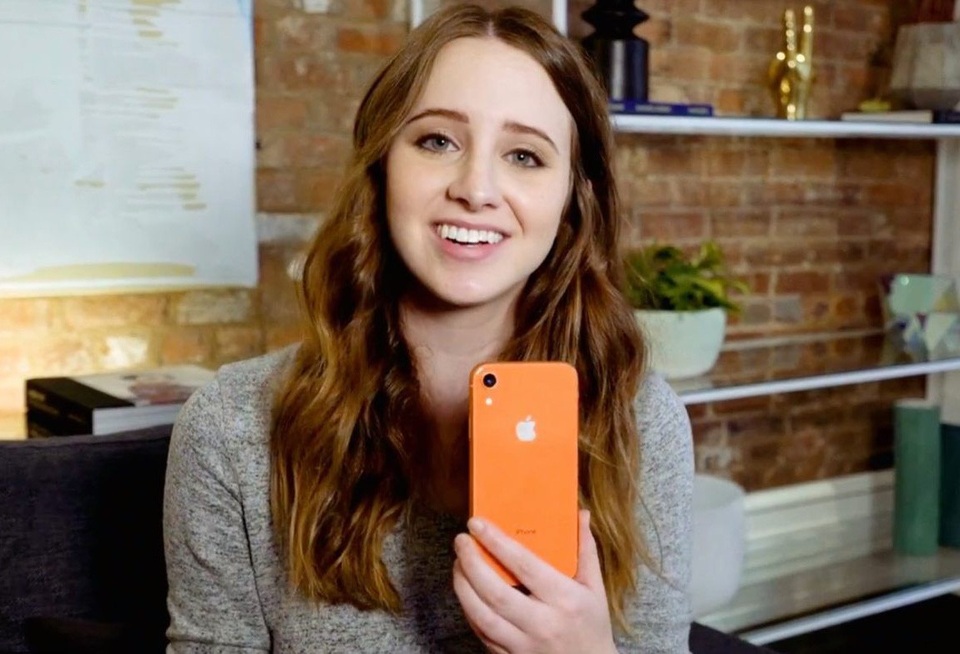 Apple mới bắt đầu cho đặt hàng iPhone XR đã lộ video "mở hộp" - 1 iPhone XR màu cam (coral) dự kiến sẽ là phiên bản “hot” nhất.