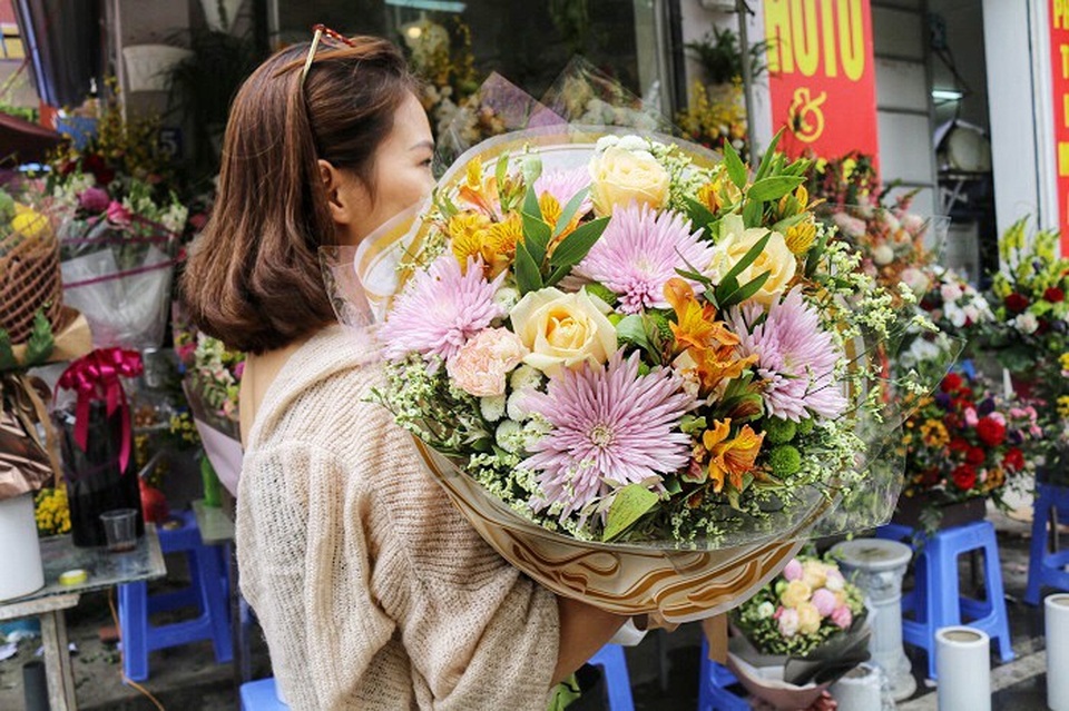 Hoa nhập ngoại đắt gấp 10 hoa thường, “cháy hàng” dịp 20/10 - 7 Những lẵng hoa tỉ mỉ sang trọng thu hút khách đại gia dip 20/10