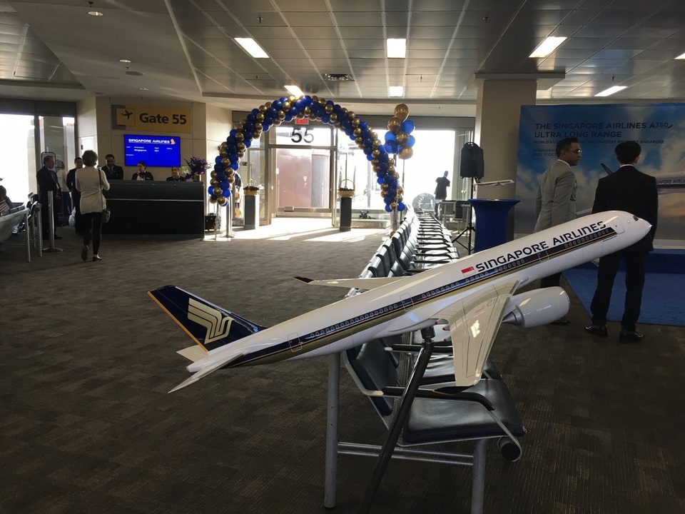 Bên trong máy bay thương mại thực hiện chuyến bay dài kỷ lục 19 giờ - 1
Tuần qua, hãng hàng không Singapore Airlines đã nối lại chuyến bay liên tục dài nhất thế giới kết nối từ sân bay Changi của nước này tới sân bay quốc tế Newark Liberty, thành phố New York, Mỹ. Chuyến bay kéo dài gần 19 giờ với quãng đường 15.000 km trên chiếc Airbus A350-900 ULR. (Ảnh: Singapore Airlines)