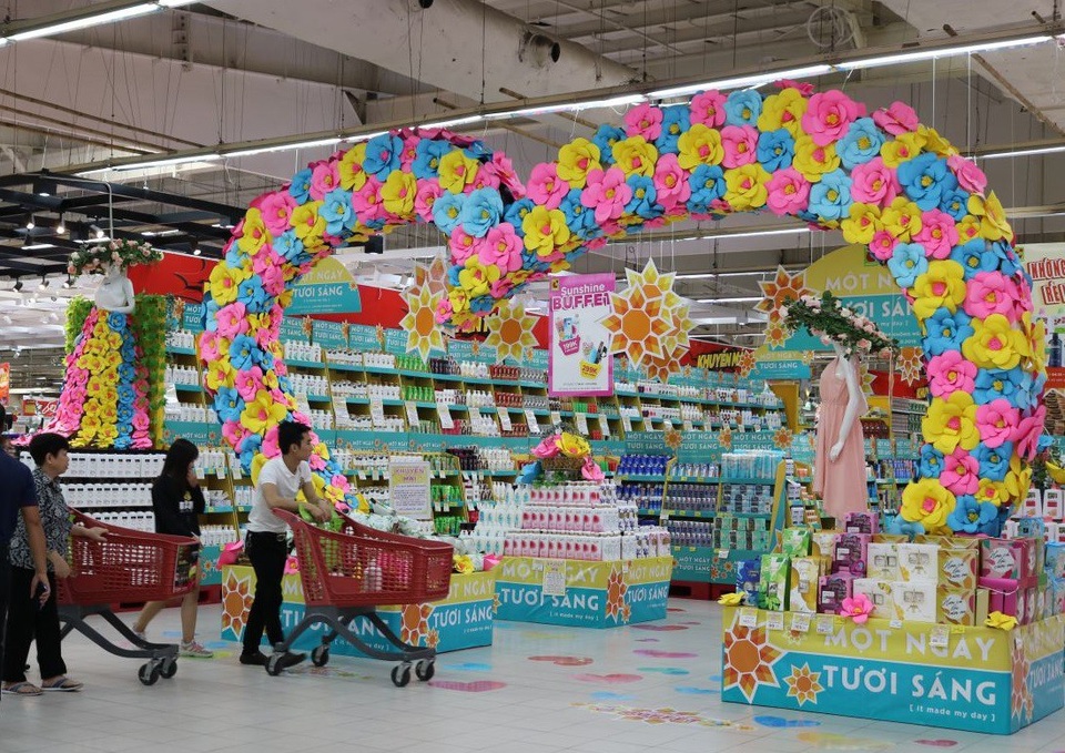 Sôi động thị trường quà tặng 20/10: quà độc, lạ lên ngôi - 1 Rầm rộ thị trường quà tặng dịp lễ 20/10 (Nguồn: Tin Tức)