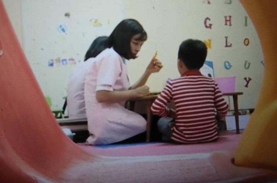 Học ngoại ngữ sai cách: Trẻ dễ bị loạn ngữ - 1
Một trẻ em đang được tư vấn ngôn ngữ tại Trung tâm Nghiên cứu và Ứng dụng Khoa học Tâm lý Giáo dục. (Ảnh: VTV)
