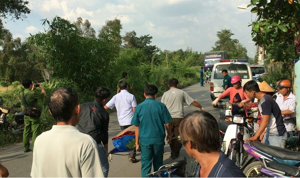 Nghi án xông vào nhà nghỉ đánh ghen, đâm chết tình địch - 1 Thi thể nạn nhân được đưa về nhà xác để phục vụ điều tra