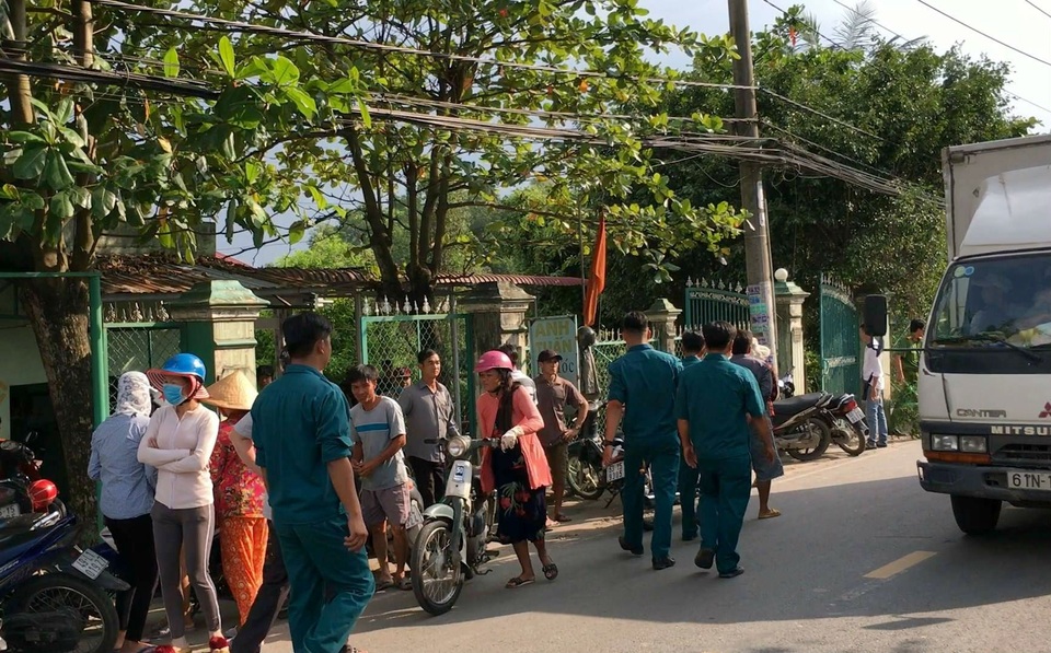 Nghi án xông vào nhà nghỉ đánh ghen, đâm chết tình địch - 2
Nhiều người dân khu vực bàng hoàng trước vụ việc