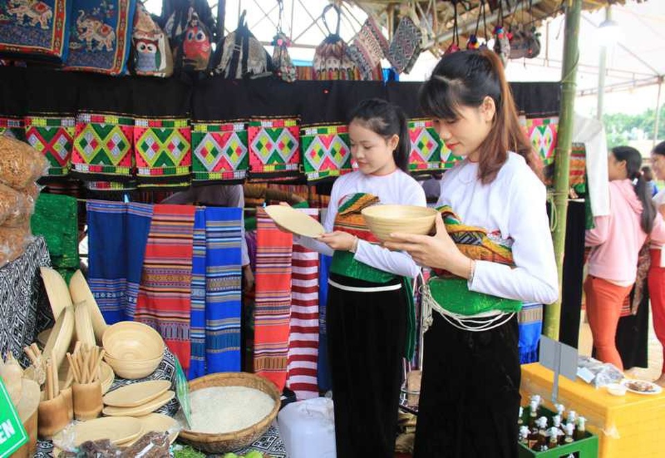 Khám phá tour du lịch cộng đồng nơi “thiên đường giữa đại ngàn” - 11 Các gian hàng giới thiệu sản vật tại địa phương.
