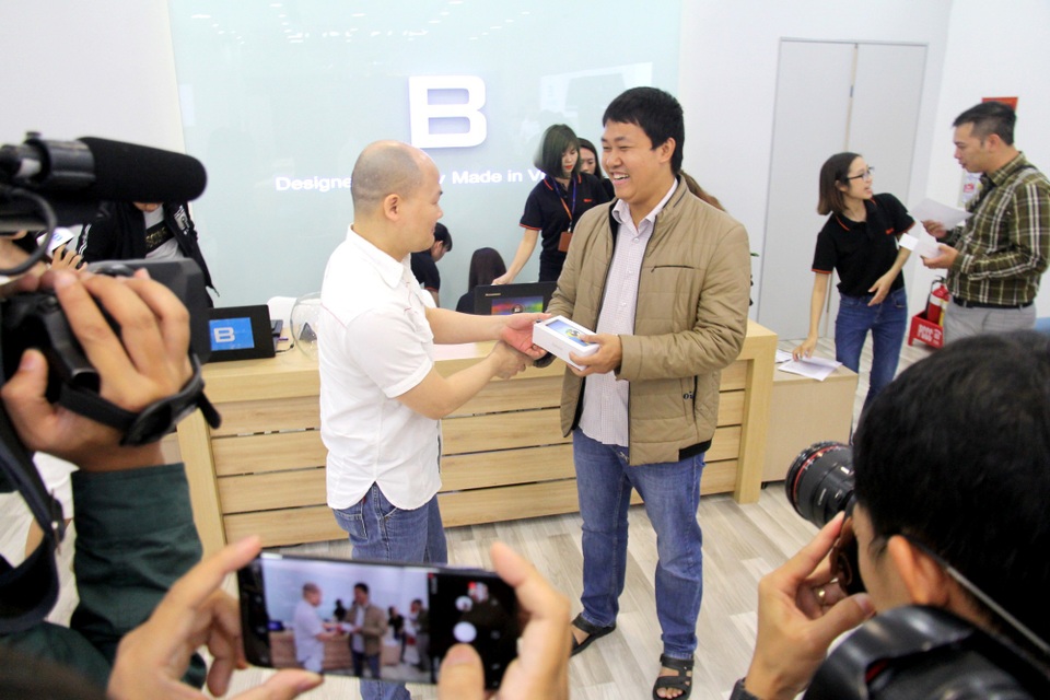 Bkav bắt đầu giao gần 4.000 máy cho khách đặt mua Bphone 3 - 3
CEO Nguyễn Tử Quảng trao máy cho những khách hàng đầu tiên của Bphone 3.