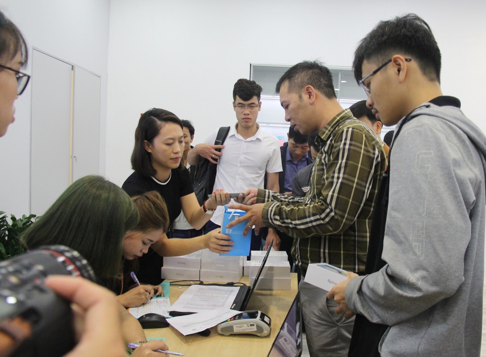 Bkav bắt đầu giao gần 4.000 máy cho khách đặt mua Bphone 3 - 2
Những khách hàng đầu tiên mua Bphone 3 tại cửa hàng.