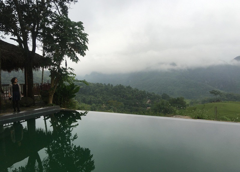 Khám phá tour du lịch cộng đồng nơi “thiên đường giữa đại ngàn” - 4 Du khách có thể phóng tầm mắt ra xa từ những bể bơi ngoài trời.