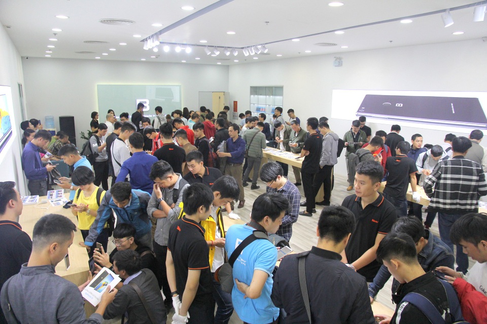 Bkav bắt đầu giao gần 4.000 máy cho khách đặt mua Bphone 3 - 1
Khá đông khách đến nhận và trải nghiệm Bphone 3 tại cửa hàng.