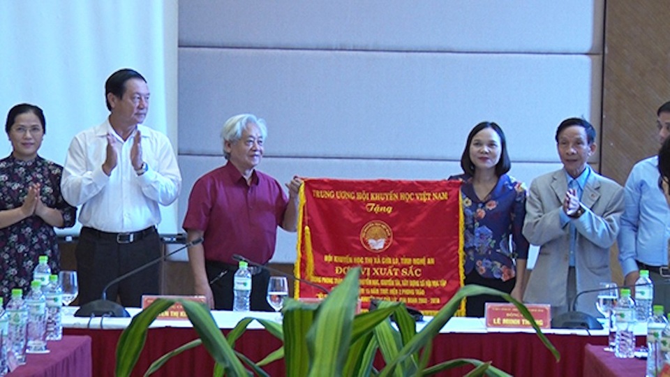 Nghệ An thực hiện tốt các đề án “Xóa mù chữ đến năm 2020” - 2
Ông Phạm Tất Dong - Phó Chủ tịch kiêm Tổng thư ký Trung ương Hội Khuyến học Việt Nam tặng cờ thi đua xuất sắc đến Hội Khuyến học Cửa Lò.