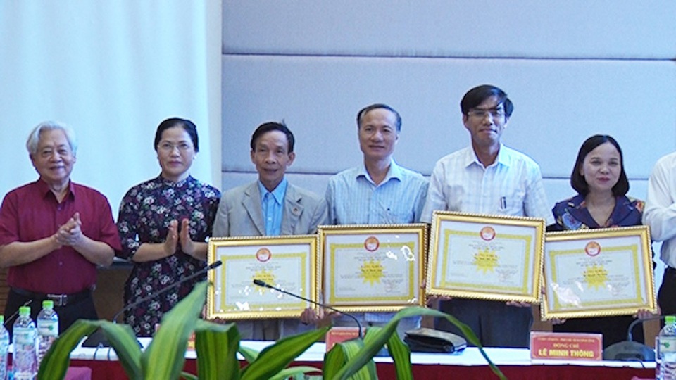 Nghệ An thực hiện tốt các đề án “Xóa mù chữ đến năm 2020” - 3 Trung ương Hội Khuyến học Việt Nam tặng Bằng khen cho 4 cá nhân có nhiều thành tích trong công tác khuyến học.
