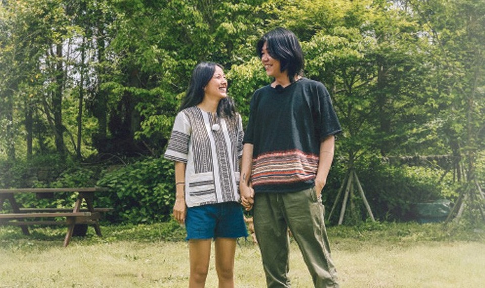 “Nữ hoàng gợi cảm xứ Hàn” Lee Hyori tái xuất - 6
Hàng ngày, Lee Hyori cùng ông xã trồng cây, nuôi gà, chăm đàn chó nhỏ. Nữ ca sĩ nổi tiếng còn làm giáo viên yoga cho một số người hàng xóm xung quanh. Cuộc sống không ánh đèn sân khấu, không những lời tung hô, những tin đồn thị phi khiến tâm trạng của Lee Hyori thoải mái.