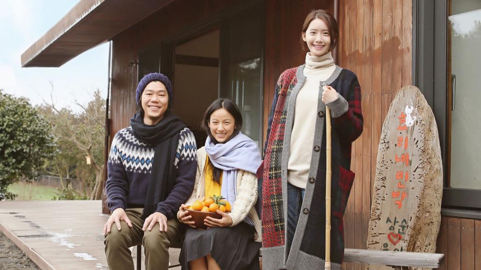 “Nữ hoàng gợi cảm xứ Hàn” Lee Hyori tái xuất - 5
Lee Hyori từng hé lộ về cuộc sống giản dị và hạnh phúc của cô và chồng trong show truyền hình Hyori’s Homestay. Show truyền hình này được quay tại ngôi nhà ở đảo Jeju của vợ chồng cô.