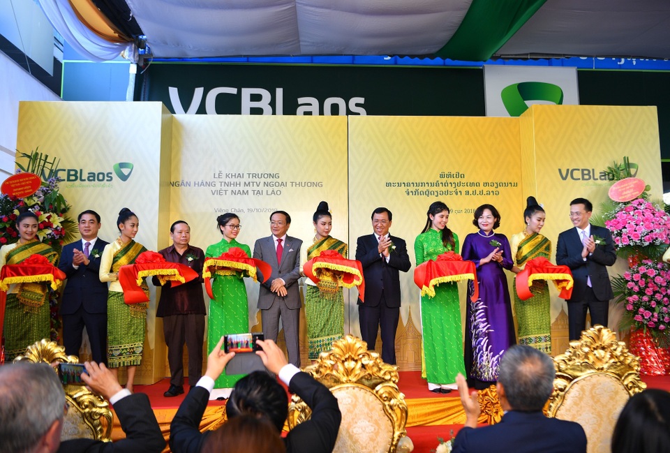 Vietcombank khai trương Ngân hàng TNHH Ngoại thương Việt Nam tại Lào - 1 Hôm nay 19/10, tại Vientiane - Lào, Ngân hàng TMCP Ngoại thương Việt Nam (Vietcombank) đã chính thức khai trương hoạt động Ngân hàng TNHH Ngoại thương Việt Nam tại Lào (Vietcombank Lào).