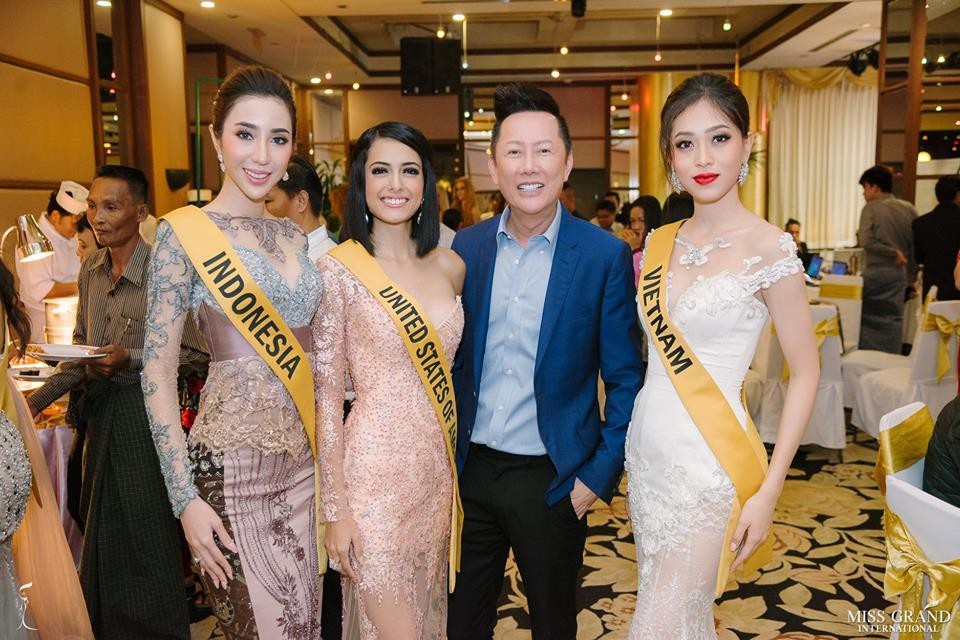 Bùi Phương Nga “đọ” sắc cùng dàn mỹ nhân của Hoa hậu Hòa bình thế giới 2018 - 3
Giám đốc của tổ chức Hoa hậu Hòa bình thế giới 2018 chụp hình cung với các người đẹp của cuộc thi năm nay.