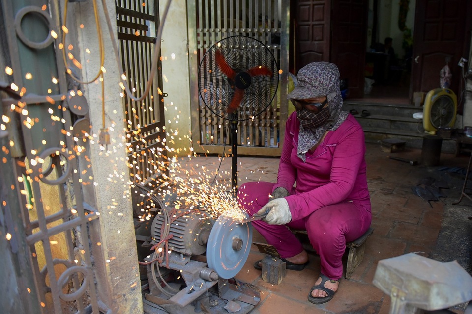 Người phụ nữ hơn 30 năm gắn bó với búa đe, lò lửa ở Hà Nội - 9
Những sản phẩm bà làm ra đều rất tinh xảo, được nhiều người tin dùng. Nhiều khách hàng rất bất ngờ khi biết sản phẩm do một người phụ nữ làm ra.