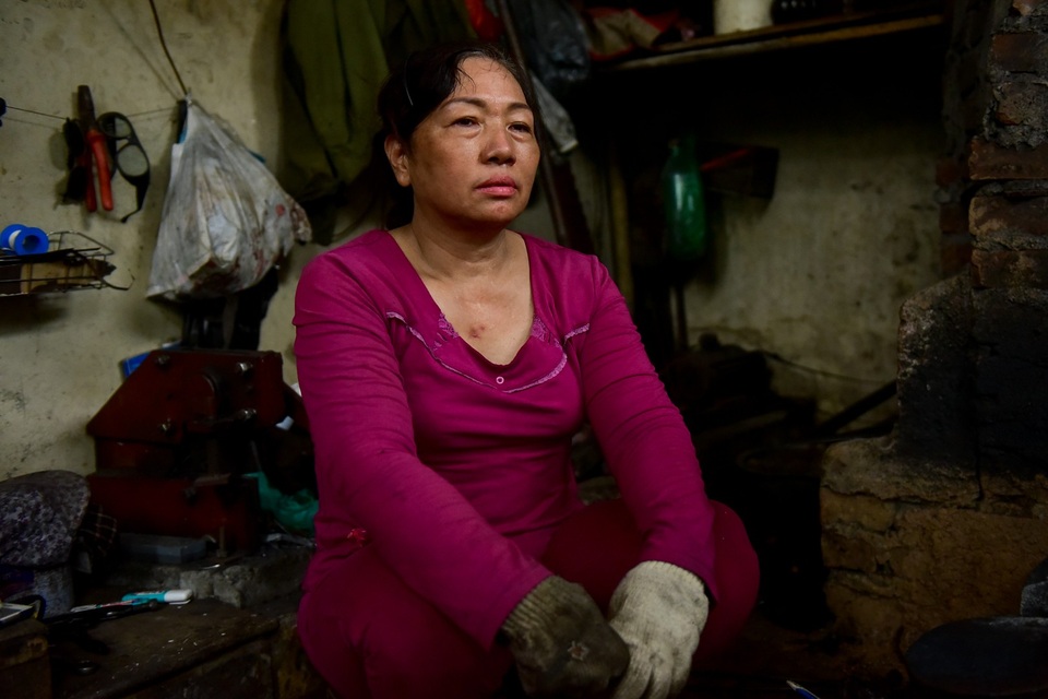 Người phụ nữ hơn 30 năm gắn bó với búa đe, lò lửa ở Hà Nội - 10
Qua quãng thời gian làm nghề hơn 30 năm, tôi có nhiều vui buồn vì nghề, nhưng không thể quên được là ngày đầu tiên tôi làm ra được con dao cổ thép và được nhiều người đón nhận. Nay còn sức khỏe nên tôi vẫn làm, làm tới khi nào không làm được nữa thì thôi. Nghề tôi muốn truyền lại cho con trai, hiện tại hai mẹ con tôi mỗi ngày cũng làm đều đều 15 đến 20 con dao, bà Tuyến tâm sự.