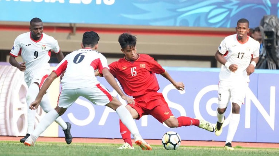 U19 Việt Nam 1-2 U19 Jordan: Mất hết ở phút cuối - 1
U23 Jordan (áo trắng) chơi vượt trội hơn U23 Việt Nam (áo đỏ)