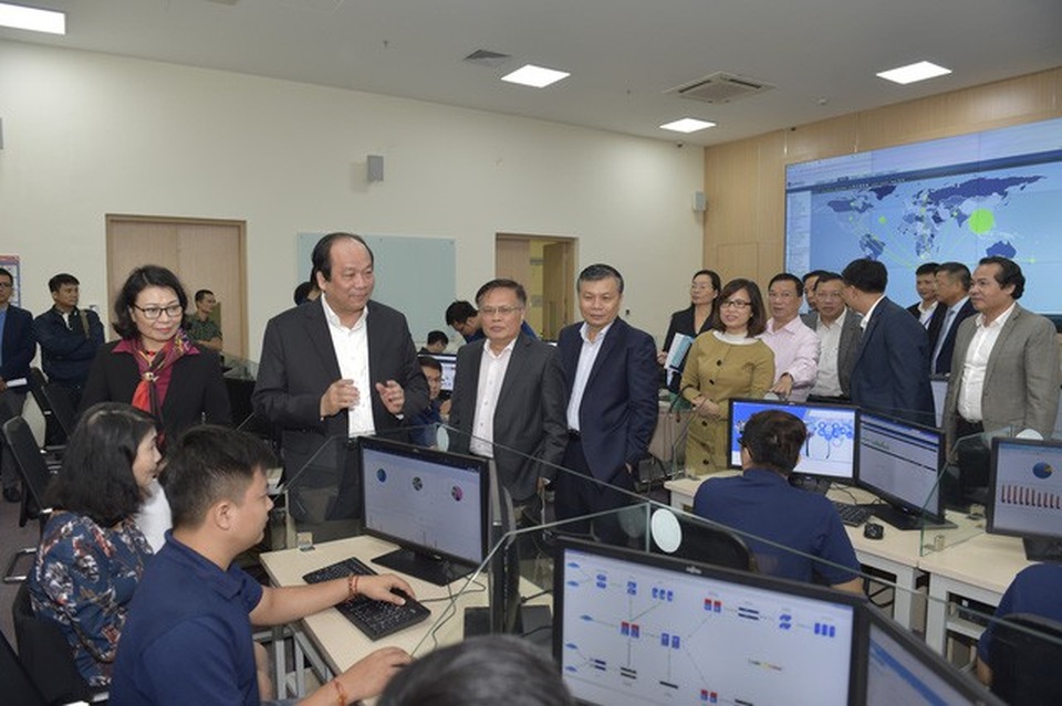 Thủ tướng gửi lời khen, lãnh đạo Bảo hiểm xã hội thấy… áp lực - 1
Tổ công tác cùng lãnh đạo Bảo hiểm xã hội Việt Nam thăm trung tâm CNTT của ngành