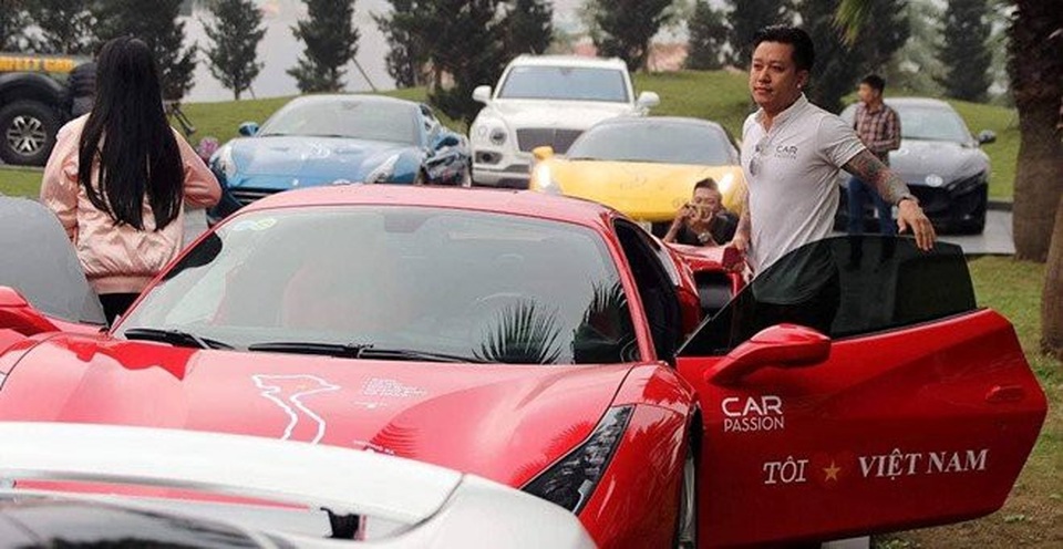 Bộ sưu tập xế 'khủng' của ca sĩ Tuấn Hưng - 2
Ferrari của Tuấn Hưng là một trong 3 chiếc Ferrari 488 GTB đầu tiên về Việt Nam vào tháng 2/2016.