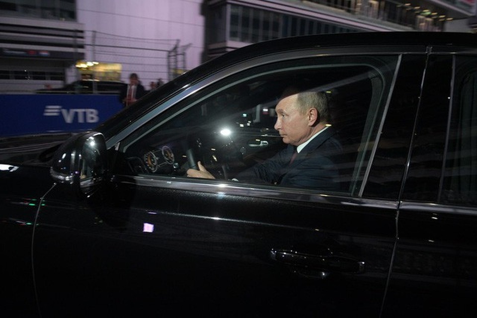 Tổng thống Putin lái siêu xe chở Tổng thống Ai Cập thăm đường đua Công thức 1 - Ảnh 3. Tổng thống Putin lái siêu xe chở Tổng thống Ai Cập thăm đường đua Công thức 1 - Ảnh 3.