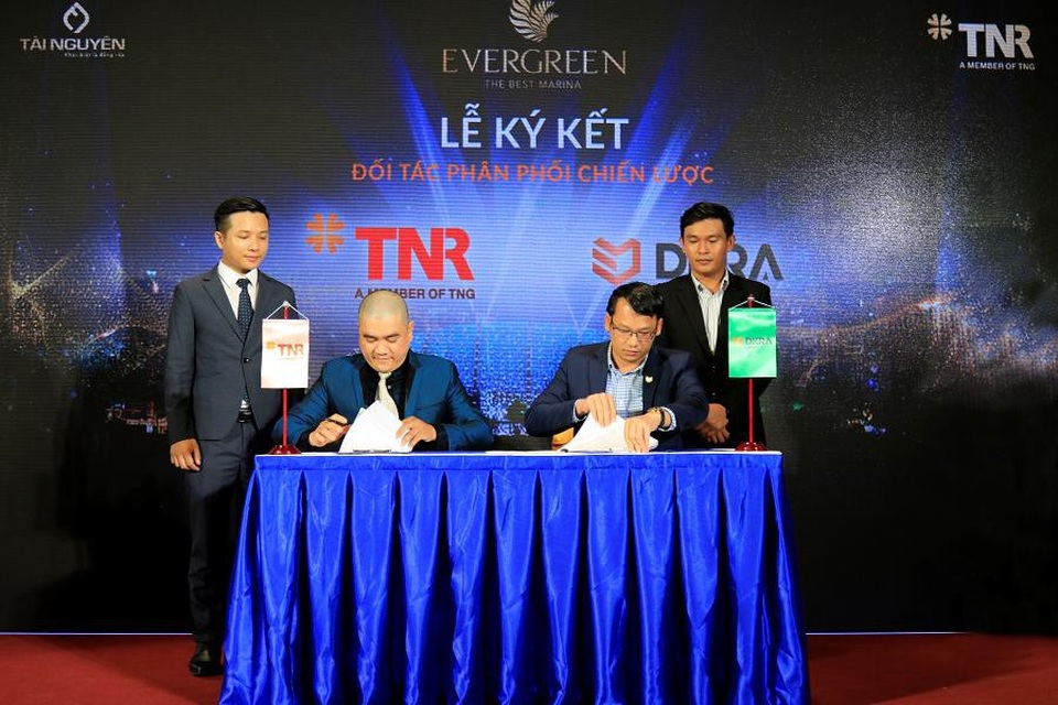 DKRA Vietnam phân phối chiến lược Khu phức hợp đẳng cấp EverGreen - 1 Công ty Cổ phần Đầu tư và Phát triển Bất động sản TNR Holdings Việt Nam và Công ty Cổ phần DKRA Việt Nam thực hiện nghi thức ký kết hợp tác phân phối chiến lược Khu phức hợp đẳng cấp EverGreen.