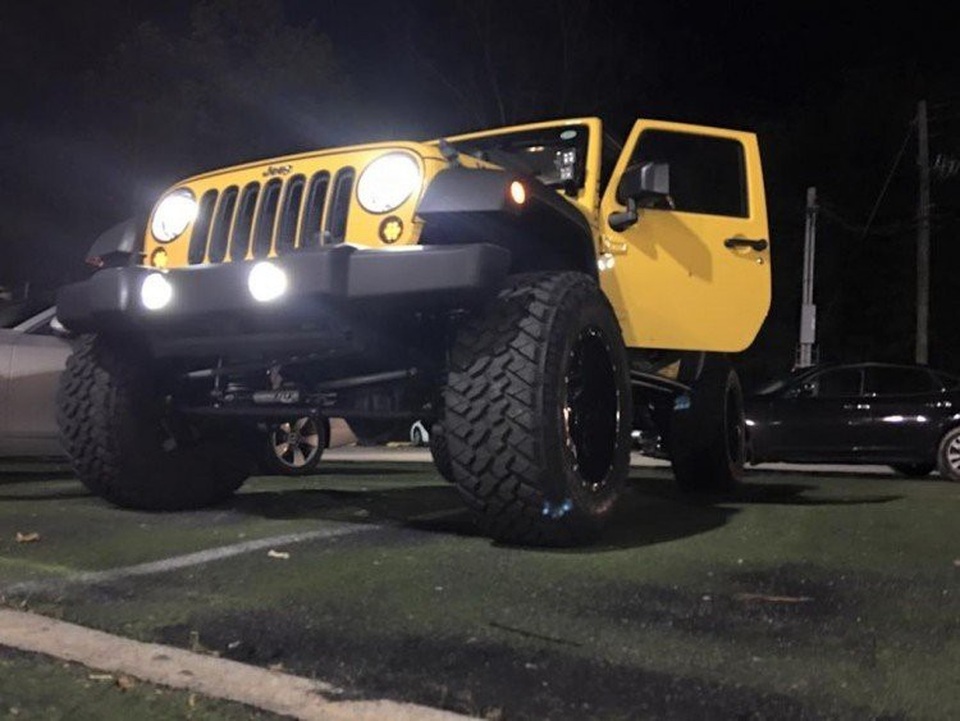 Bộ sưu tập xế 'khủng' của ca sĩ Tuấn Hưng - 11
Chiếc Jeep Wrangler Rubicon được Tuấn Hưng mua trong năm 2016. Đây là dòng xe nổi tiếng với khả năng off-road, vượt địa hình khó.