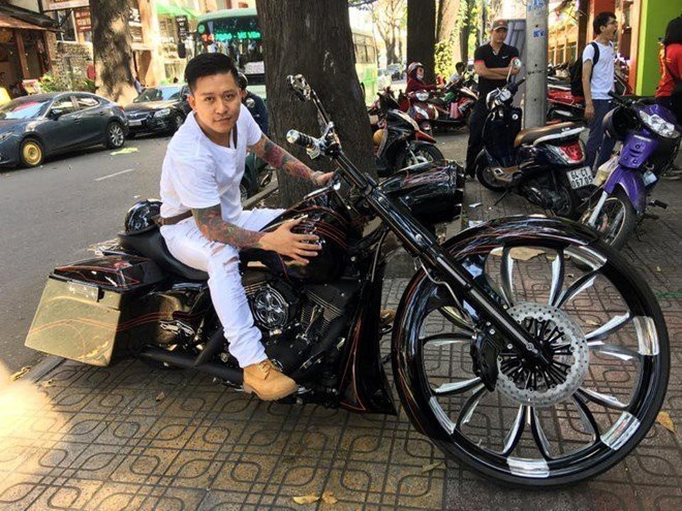 Bộ sưu tập xế 'khủng' của ca sĩ Tuấn Hưng - 12
Bên cạnh siêu xe, xe sang, Tuấn Hưng còn là người đam mê xe độ và các dòng mô tô phân khối lớn, đặc biệt nổi tiếng là chiếc Ducati Diavel Cromo, giá khoảng 720 triệu đồng.