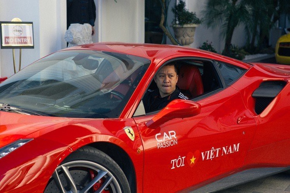 Bộ sưu tập xế 'khủng' của ca sĩ Tuấn Hưng - 3
Chiếc Ferrari 488 GTB màu đỏ này được ca sĩ Tuấn Hưng trực tiếp cầm lái tham gia Car & Passion 2018.