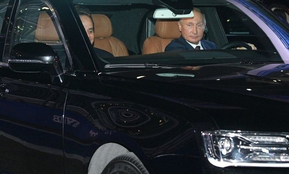 Tổng thống Putin lái siêu xe chở Tổng thống Ai Cập thăm đường đua Công thức 1 - Ảnh 5. Tổng thống Putin lái siêu xe chở Tổng thống Ai Cập thăm đường đua Công thức 1 - Ảnh 5.