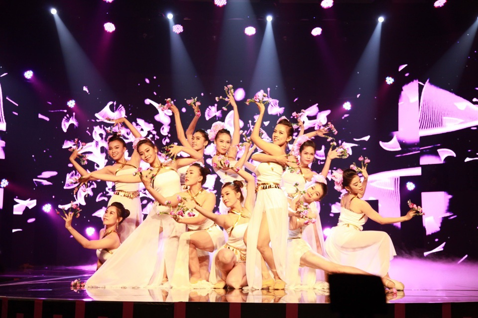 Sự kết hợp giữa trang phục, các bộ nail độc đáo cùng âm nhạc, ánh sáng đã làm hài lòng hàng trăm người có mặt tại đêm tiệc.