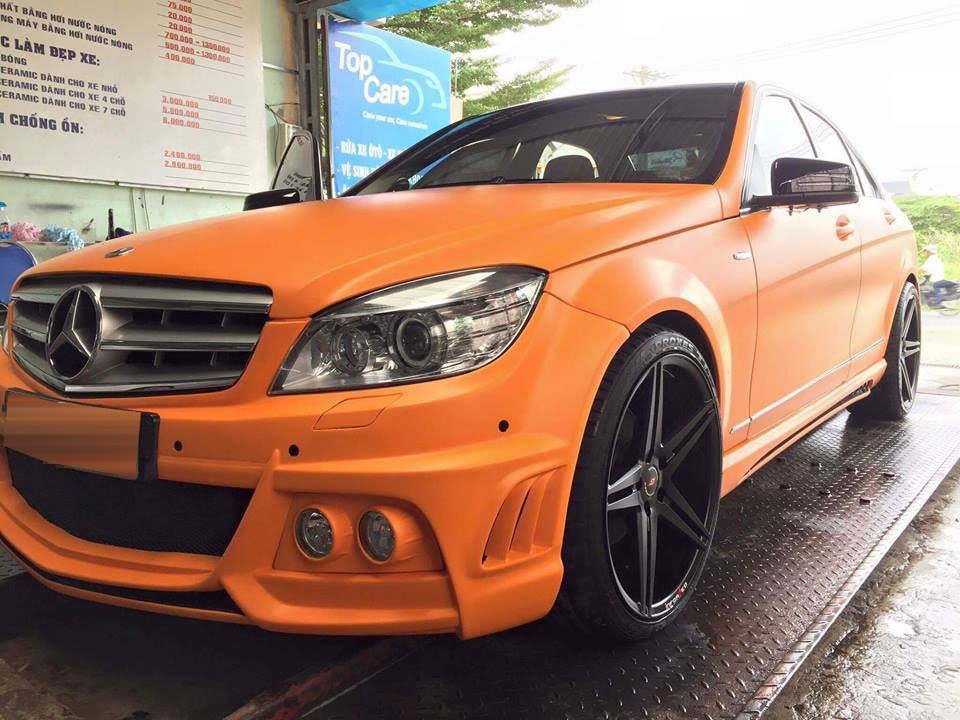 Bộ sưu tập xế 'khủng' của ca sĩ Tuấn Hưng - 6
Ngoài chiếc Mercedes-Benz S400, nam ca sĩ này còn sở hữu 1 chiếc xe các của thương hiệu logo ngôi sao ba cánh. Tuy nhiên, chiếc Mercedes-Benz C200 đời cũ của Tuấn Hưng gây ấn tượng với lớp sơn ngoại thất màu cam nhám và body kit của hãng độ Wald.