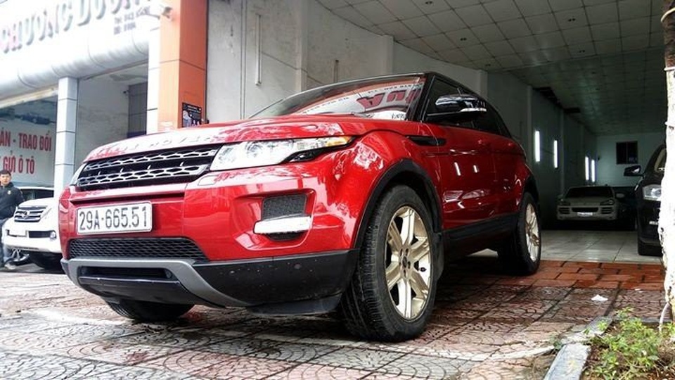 Bộ sưu tập xế 'khủng' của ca sĩ Tuấn Hưng - 8
Chiếc SUV hạng sang Range Rover Evoque, đến từ Anh quốc, cũng từng được Tuấn Hưng chi hơn 3 tỷ đồng để sở hữu. Song, tháng 3 năm nay, nam ca sĩ đã bán lại chiếc xe này và được một công ty nhập khẩu tư nhân tìm chủ mới với giá chỉ 1,53 tỷ đồng.