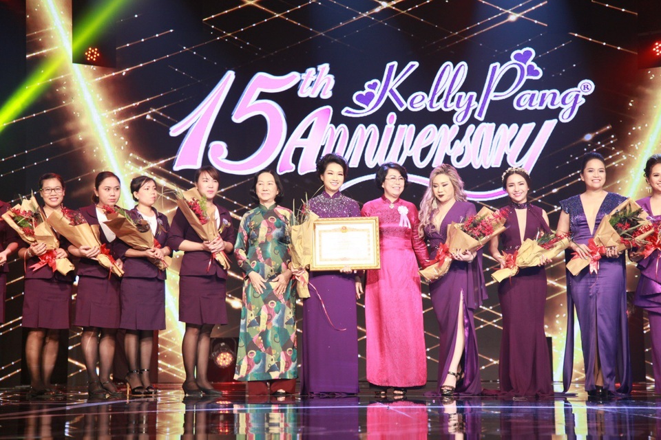 Võ Hoàng Yến trình diễn bộ móng tay 100.000 USD - 7