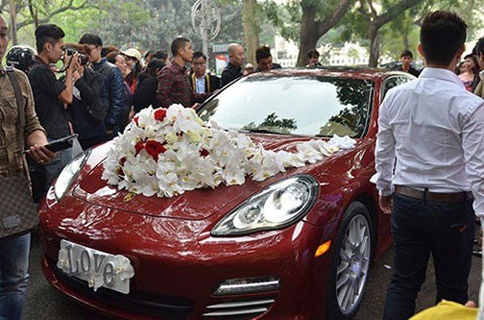 Bộ sưu tập xế 'khủng' của ca sĩ Tuấn Hưng - 10
Porsche Panamera Turbo màu đỏ có giá gần 10 tỷ đồng được Tuấn Hưng sử dụng để đón dâu trong ngày cưới. Xe gây chú ý bởi màu sắc cũng như cách trang trí tinh tế.
