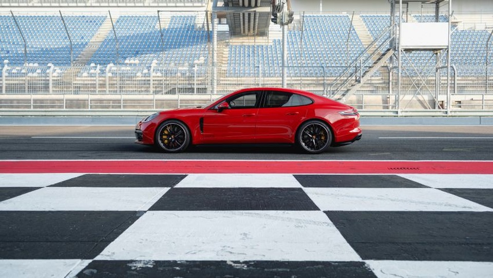 Porsche ra phiên bản GTS mới cho dòng Panamera - 8 Porsche ra phiên bản GTS mới cho dòng Panamera - 8