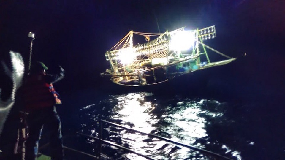 Ứng cứu kịp thời tàu cá cùng 5 ngư dân gặp nạn trên biển - 1 Lực lượng chức năng tiếp cận tàu cá gặp nạn.