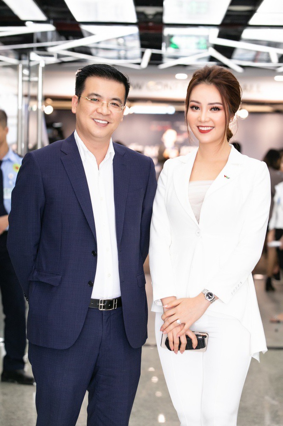 Thuỵ Vân đi xe sang làm MC sau sự cố ngã trên sóng - 10 Trước buổi quay, cô luôn trò chuyện kỹ với ê kíp về kịch bản, đồng thời lắng nghe lời khuyên của BTV Quang Minh, người sếp của cô tại VTV24.