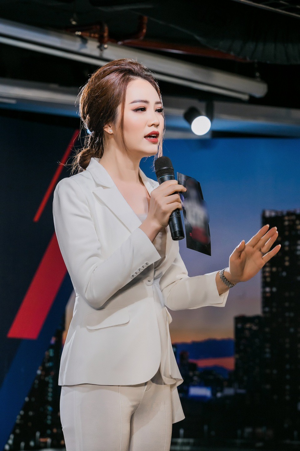 Thuỵ Vân đi xe sang làm MC sau sự cố ngã trên sóng - 5 Hiện tại, ngoài bản tin của “Chuyển động 24h”, Á hậu còn đảm nhận vai trò Host cho chương trình “Khởi nghiệp quốc gia” mùa hai của VTV24. Cô phải nói lời chia tay với chương trình về CEO sau 4 năm để thử thách bản thân ở một show mới.