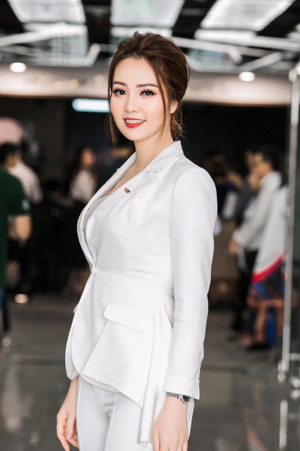 Thuỵ Vân đi xe sang làm MC sau sự cố ngã trên sóng - 2
Á hậu Việt Nam 2008 cho biết, đây là lần đầu tiên cô gặp tai nạn khi đang dẫn trực tiếp. Những lần trước, cô chỉ gặp tình huống mất cue chữ trước mặt hoặc lên sóng mà chưa có kịch bản...