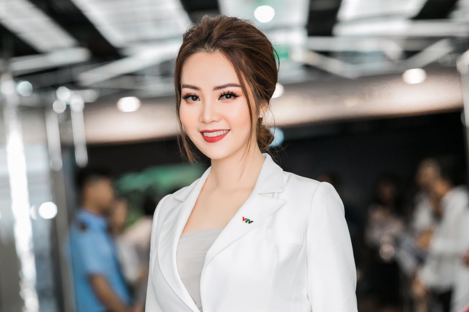 Thuỵ Vân đi xe sang làm MC sau sự cố ngã trên sóng - 12 Thụy Vân là một trong những người đẹp thành công ở vai trò MC. Trước khi đăng quang Á hậu 2 cuộc thi Hoa hậu Việt Nam 2008, cô đã làm quen với sóng truyền hình. Sau 10 năm làm việc tại Đài truyền hình Việt Nam, Thụy Vân như một “đàn chị” lớn, hướng dẫn cho khá nhiều người đẹp khác của Hoa hậu Việt Nam khi mới chập chững bước vào nghề như Hoa hậu Đỗ Mỹ Linh, Á hậu Huyền My, Á hậu Thanh Tú,...