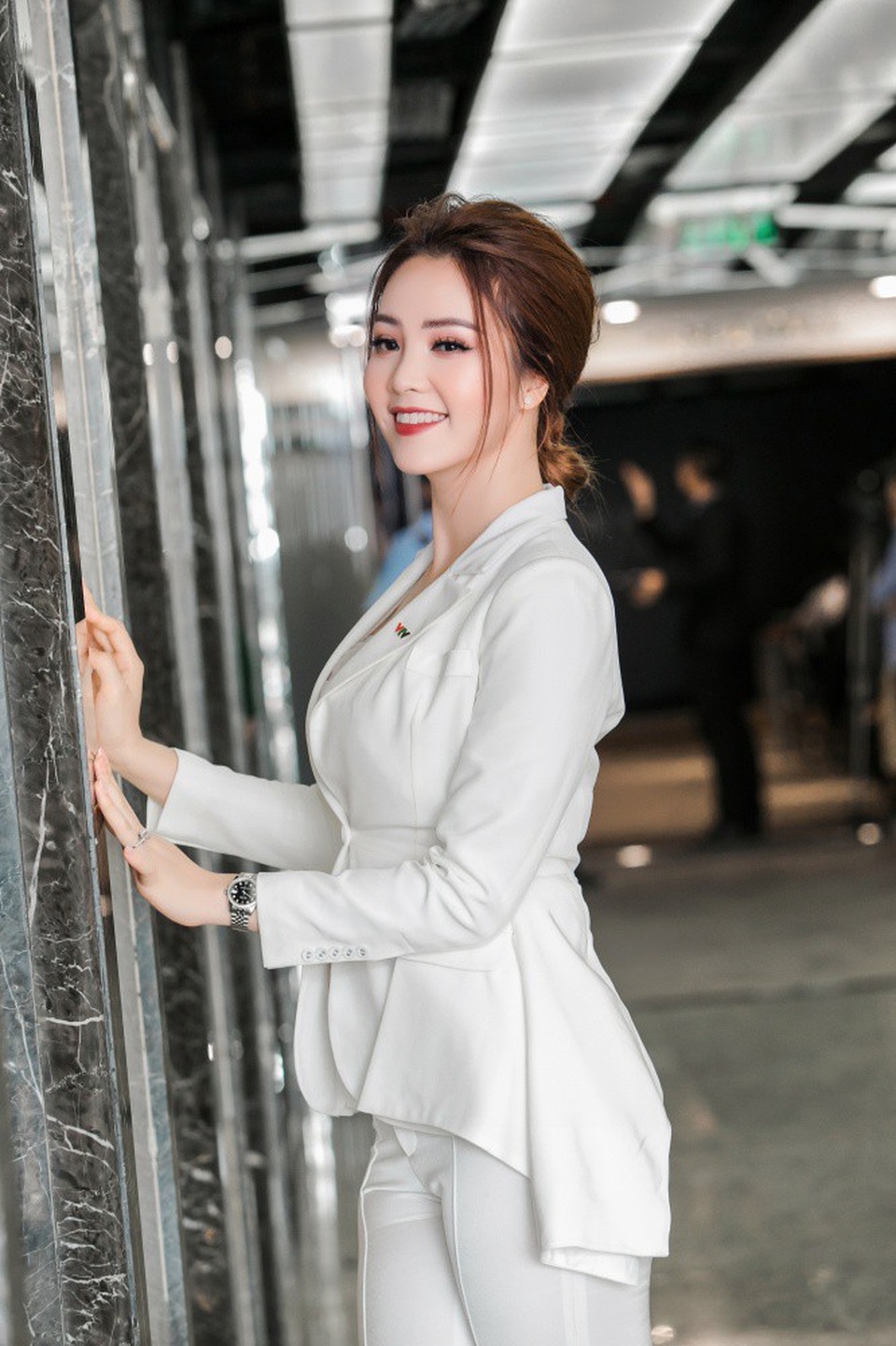 Thuỵ Vân đi xe sang làm MC sau sự cố ngã trên sóng - 13 Không chỉ có hình ảnh đẹp, không vướng scandal, Thụy Vân còn có cuộc sống hôn nhân hạnh phúc, viên mãn. Cô chưa một lần công khai ông xã với khán giả, chỉ thi thoảng đưa con trai đi event. Hiện tại, con trai đầu lòng của cô đã bắt đầu bước vào lớp 1 và cô dự định sẽ lên kế hoạch sinh thêm em bé trong thời gian tới.